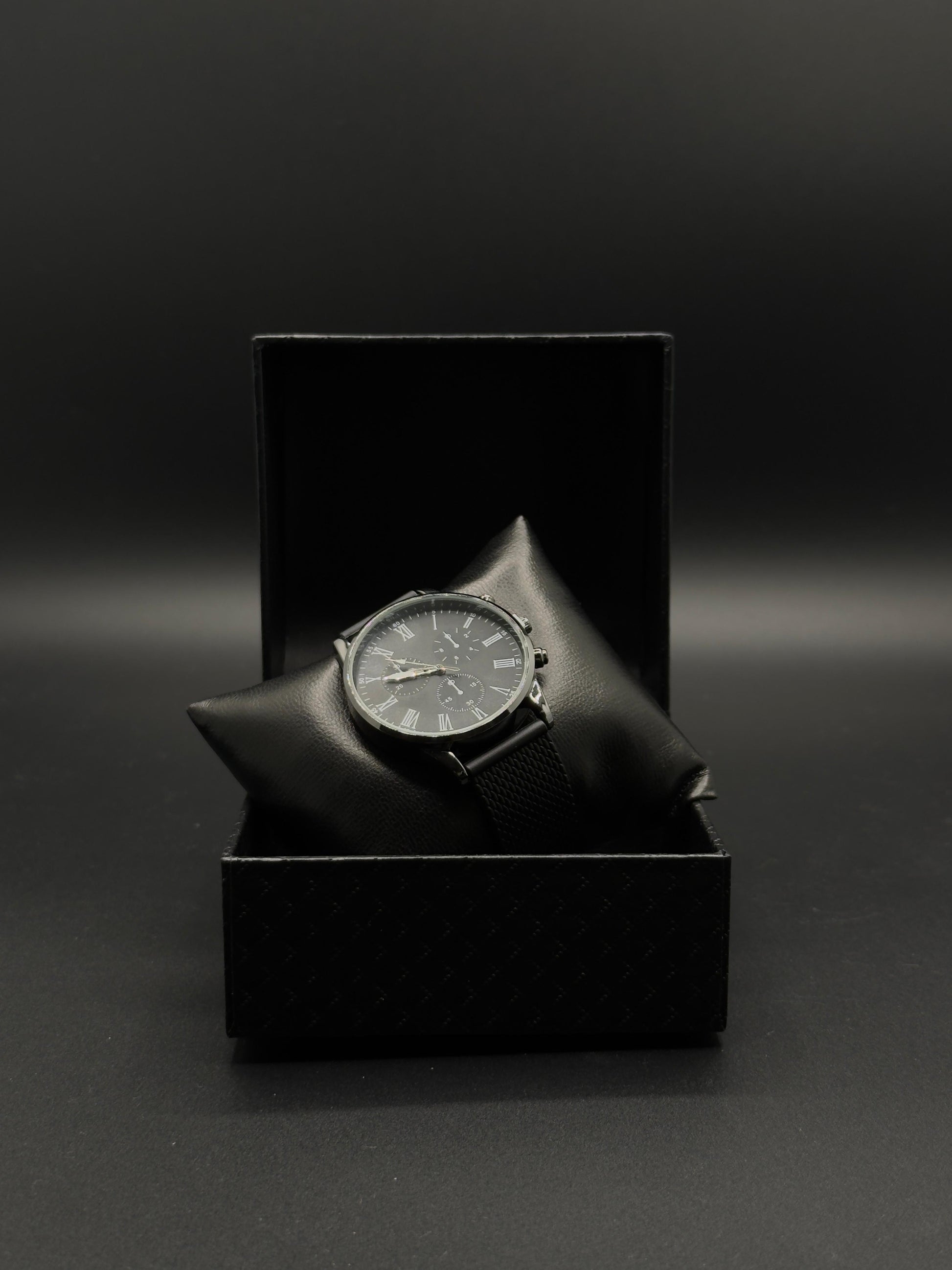 Uhr mit weißen Akzenten