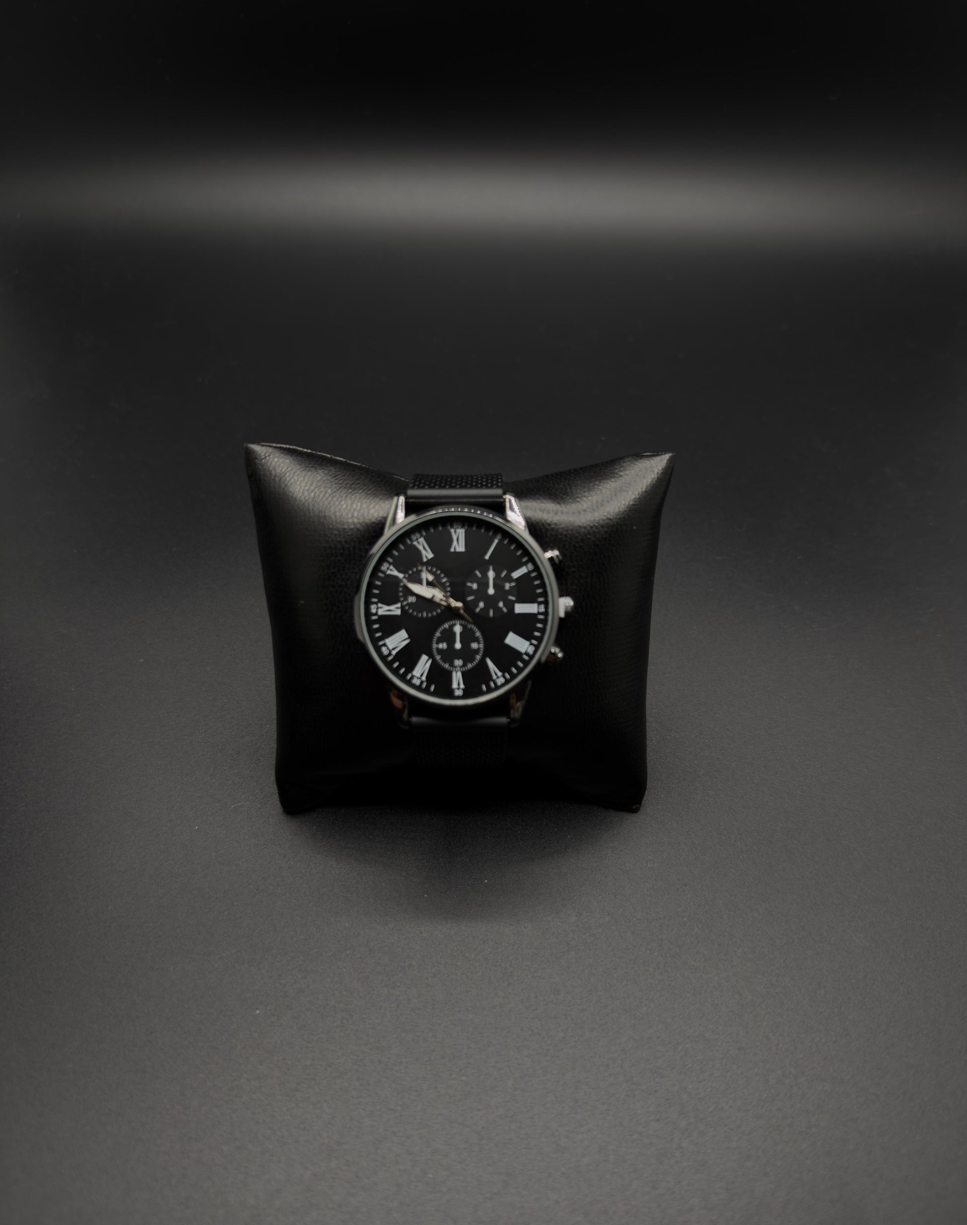 Uhr mit weißen Akzenten